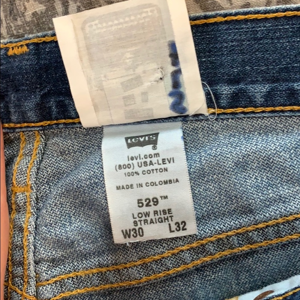 Levi’s Low Waisted Ripped Shorts - Picture 2 of 5
